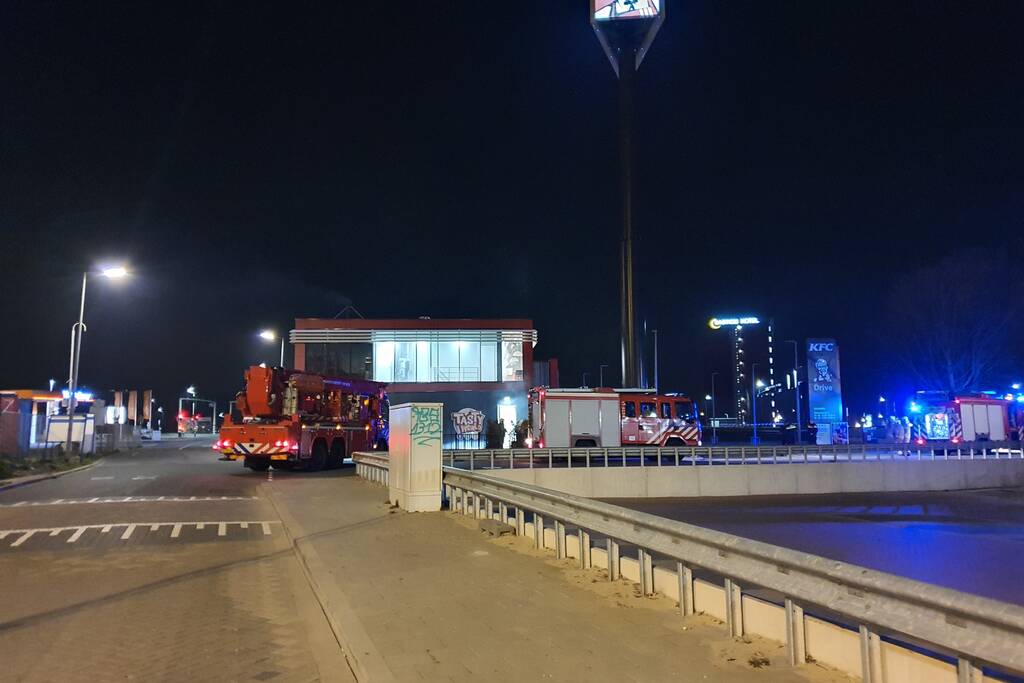 Bak met inhoud vliegt in brand bij KFC