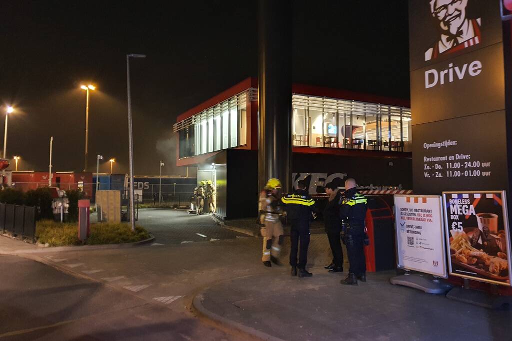 Bak met inhoud vliegt in brand bij KFC