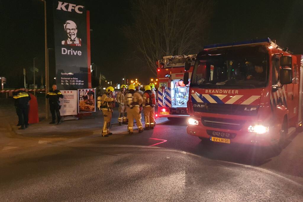 Bak met inhoud vliegt in brand bij KFC