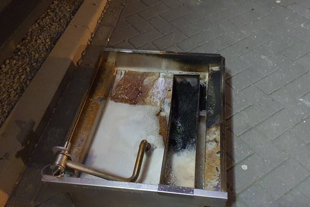 Bak met inhoud vliegt in brand bij KFC