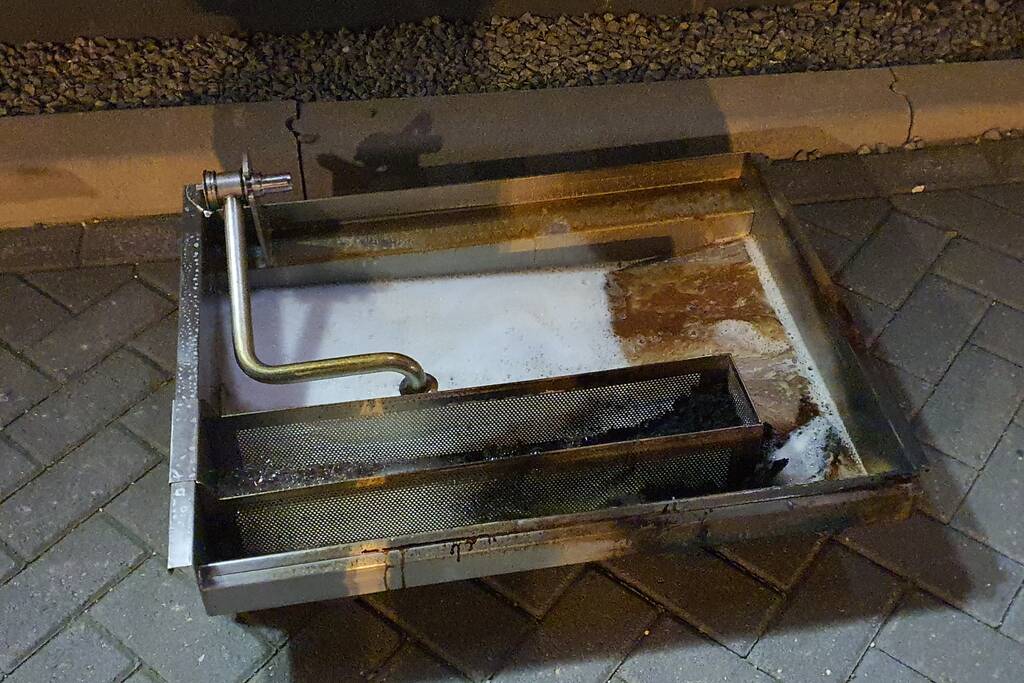 Bak met inhoud vliegt in brand bij KFC