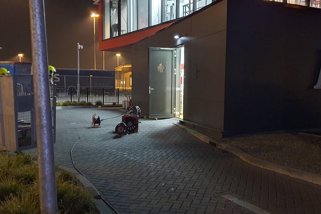 Bak met inhoud vliegt in brand bij KFC