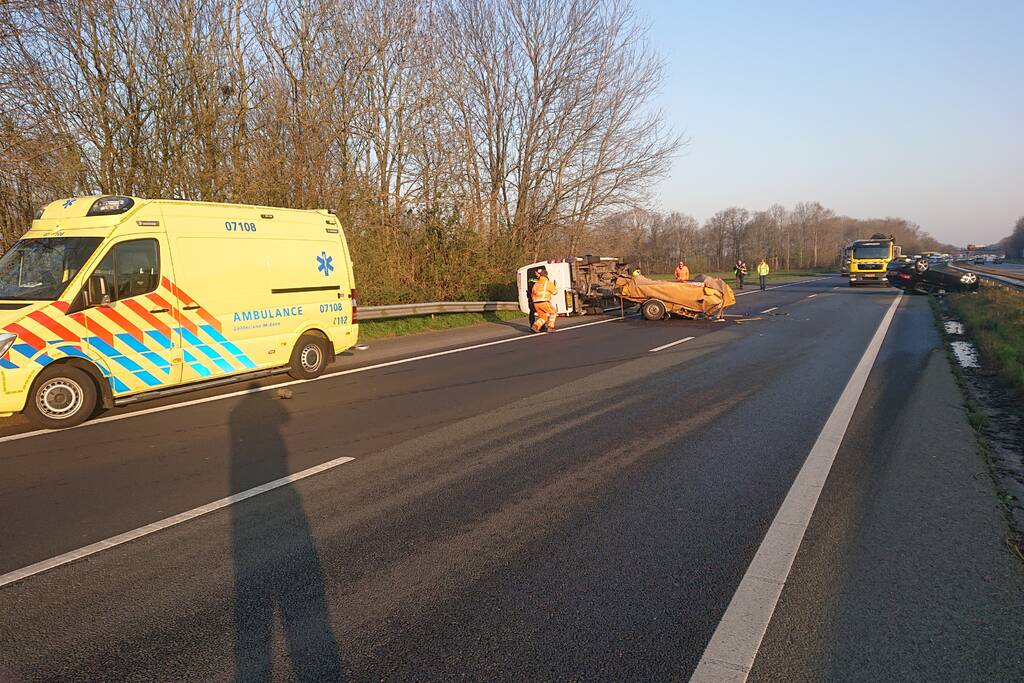 Snelweg dicht, auto en bestubus op zijn kant