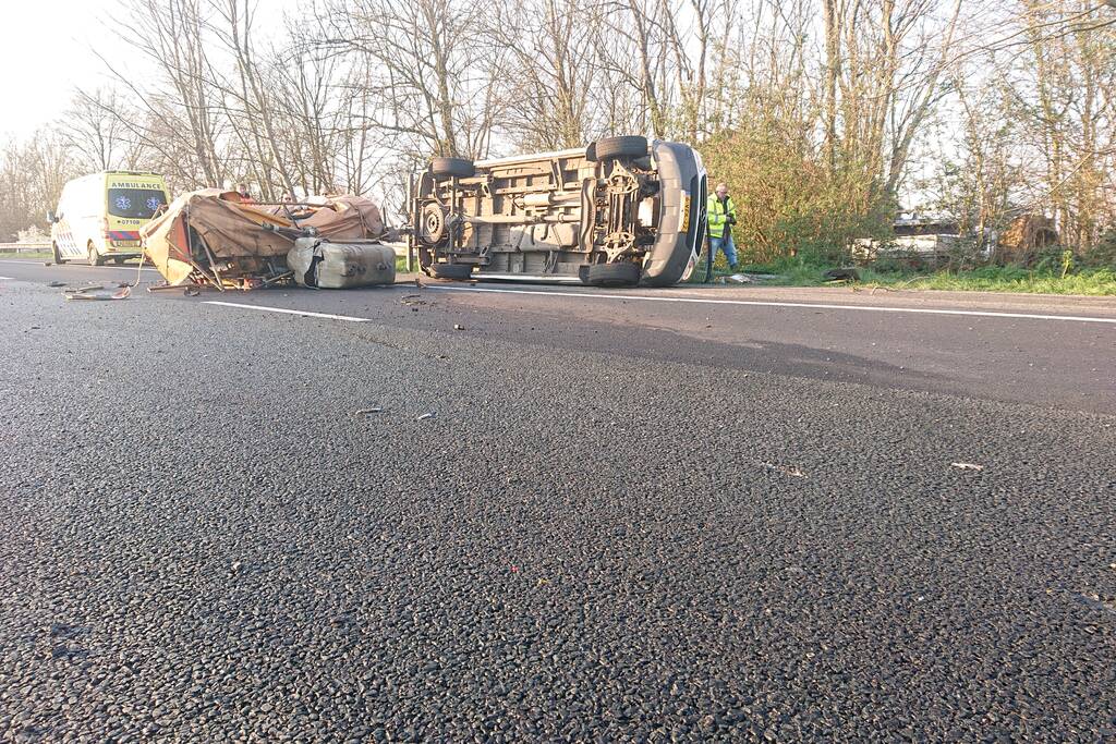 Snelweg dicht, auto en bestubus op zijn kant