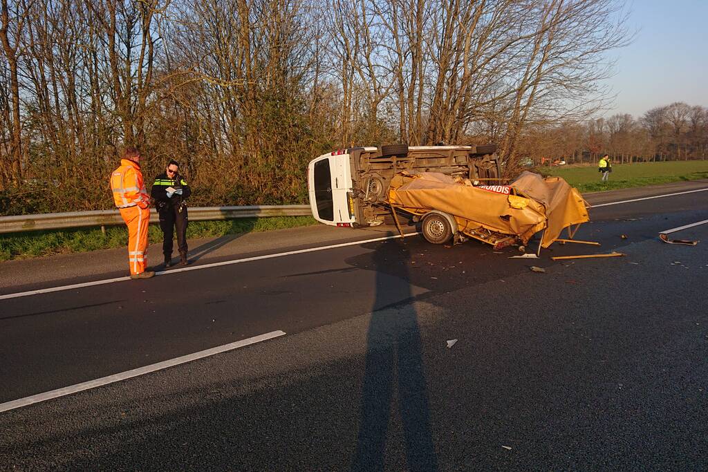 Snelweg dicht, auto en bestubus op zijn kant