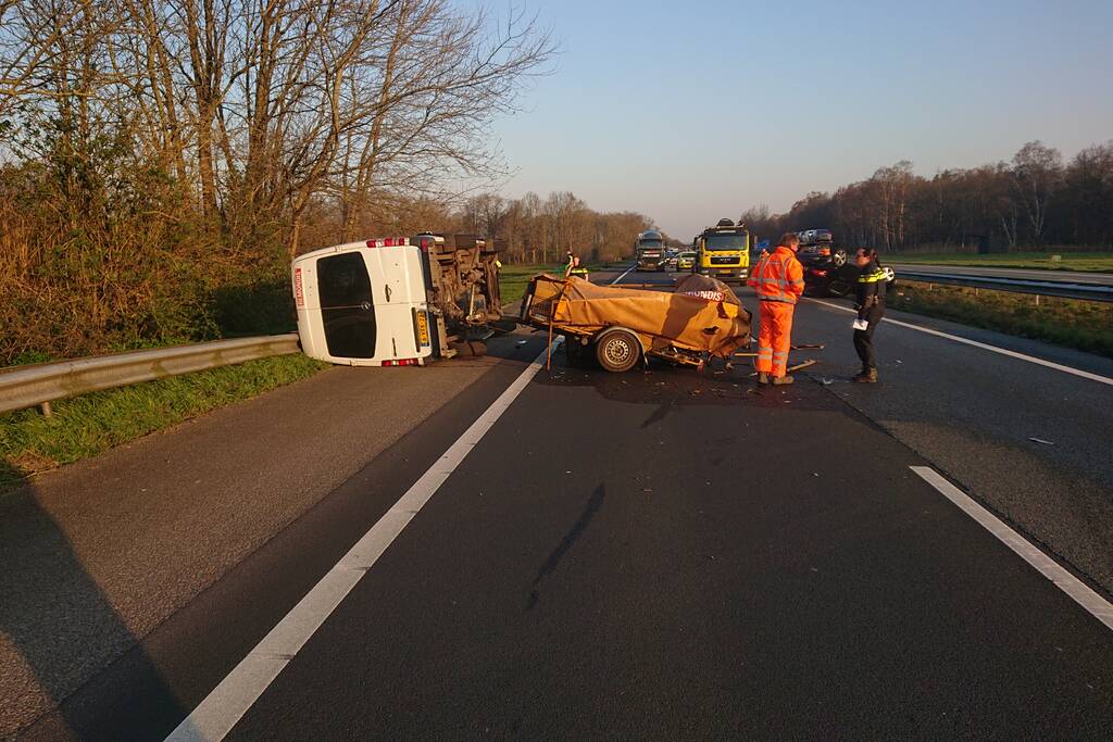 Snelweg dicht, auto en bestubus op zijn kant