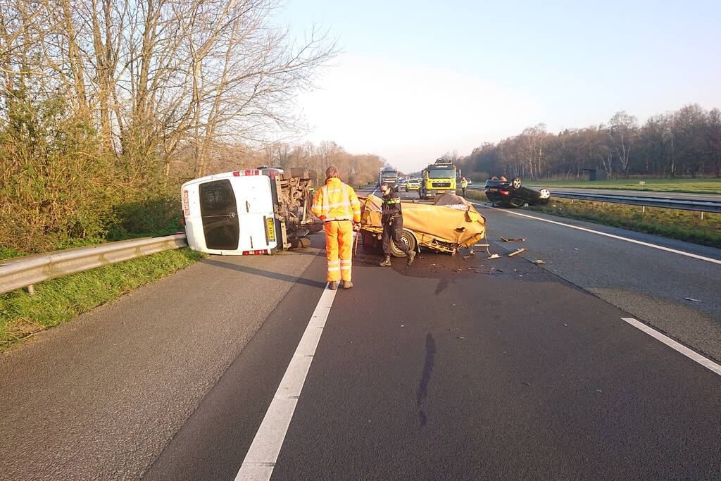 Snelweg dicht, auto en bestubus op zijn kant