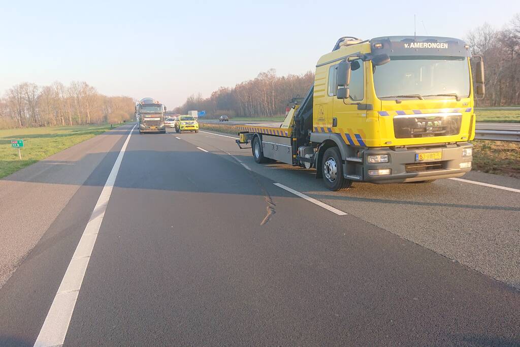 Snelweg dicht, auto en bestubus op zijn kant