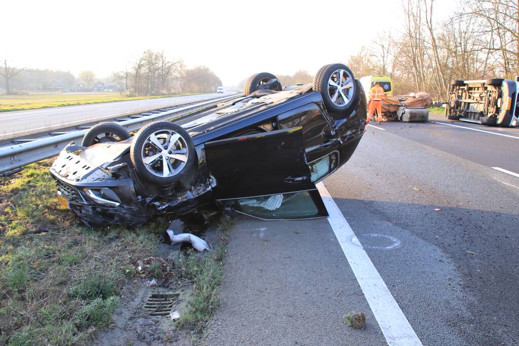 Snelweg dicht, auto en bestubus op zijn kant
