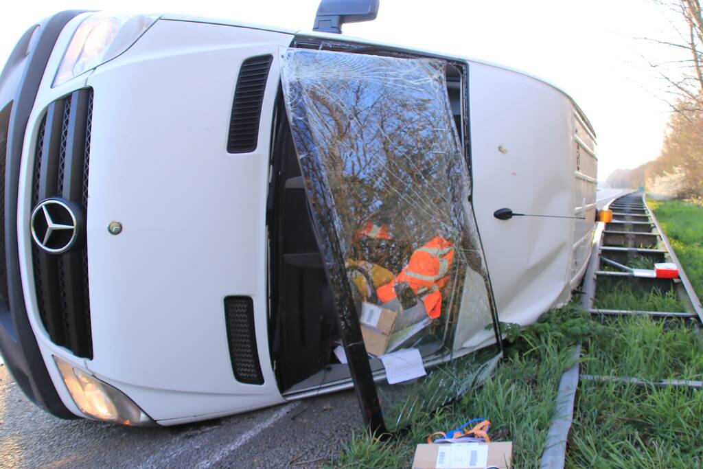 Snelweg dicht, auto en bestubus op zijn kant