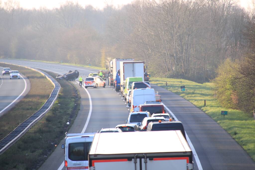 Snelweg dicht, auto en bestubus op zijn kant
