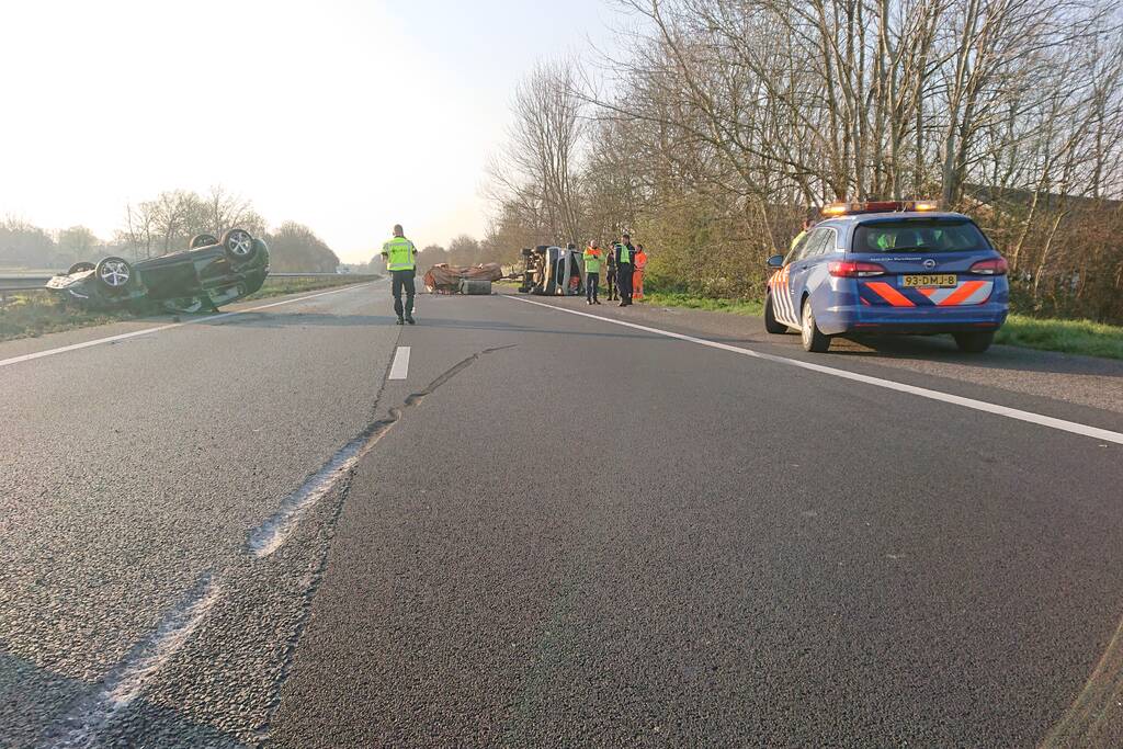 Snelweg dicht, auto en bestubus op zijn kant