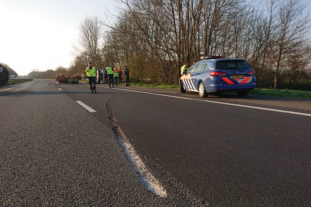 Snelweg dicht, auto en bestubus op zijn kant