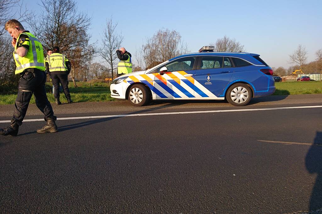 Snelweg dicht, auto en bestubus op zijn kant