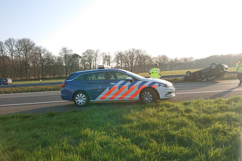 Snelweg dicht, auto en bestubus op zijn kant