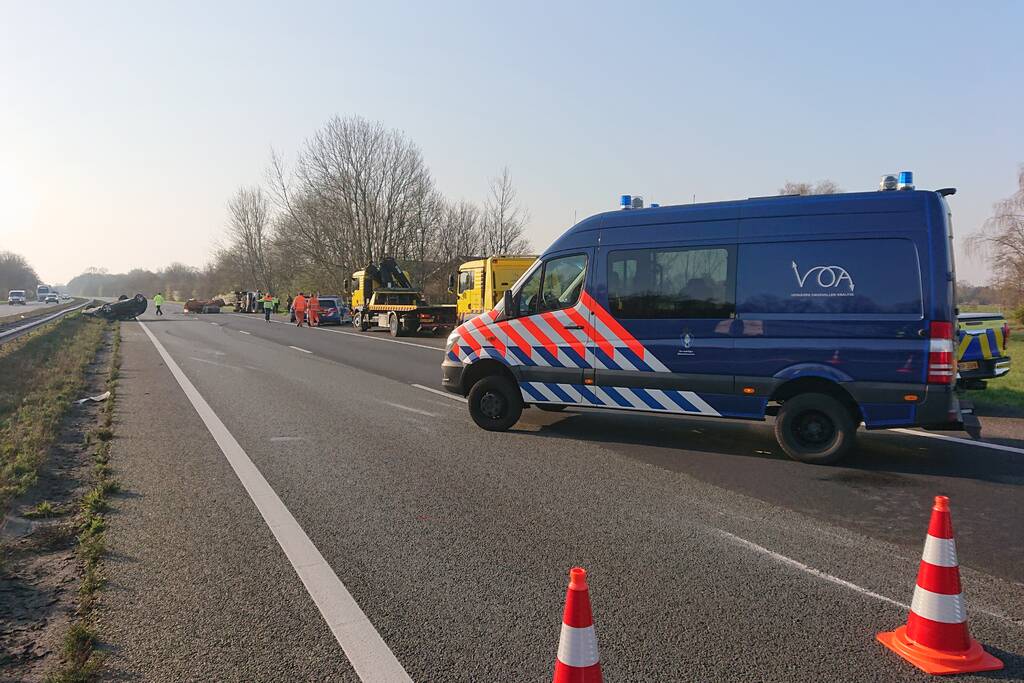 Snelweg dicht, auto en bestubus op zijn kant