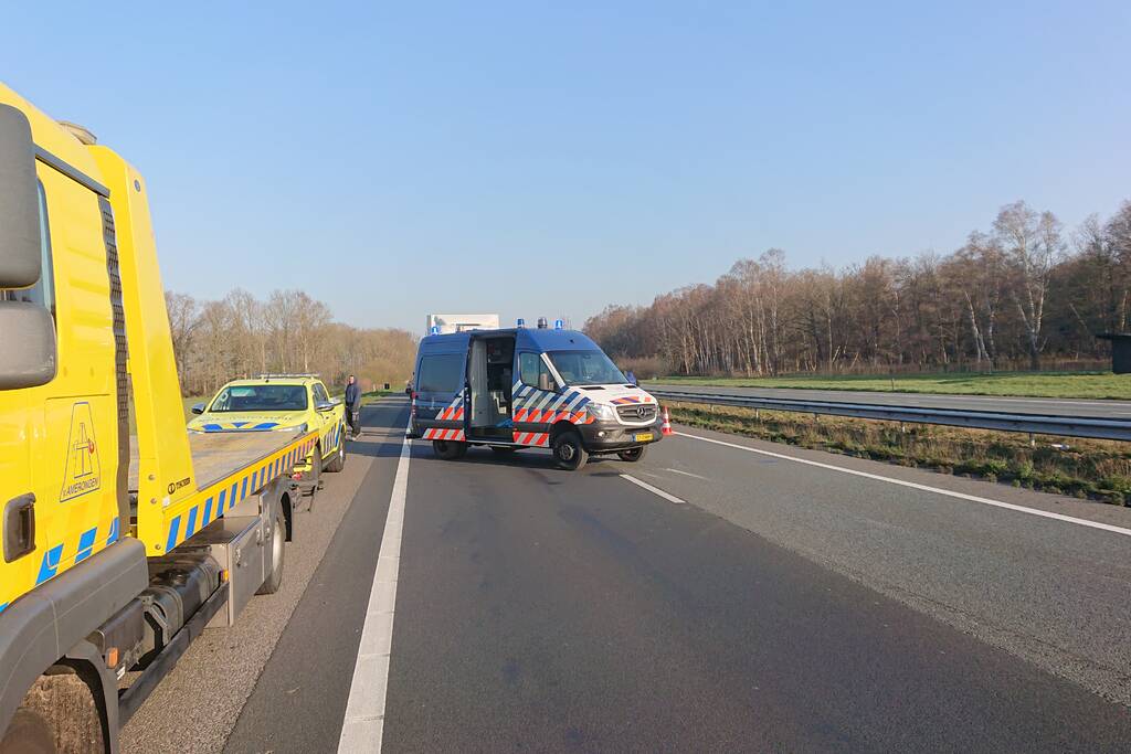 Snelweg dicht, auto en bestubus op zijn kant