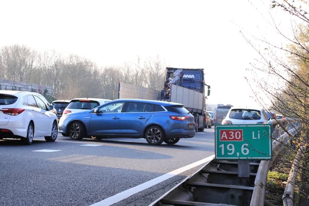 Snelweg dicht, auto en bestubus op zijn kant