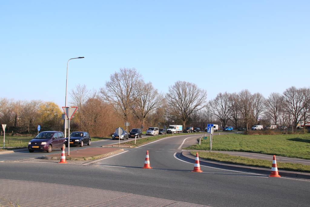 Snelweg dicht, auto en bestubus op zijn kant