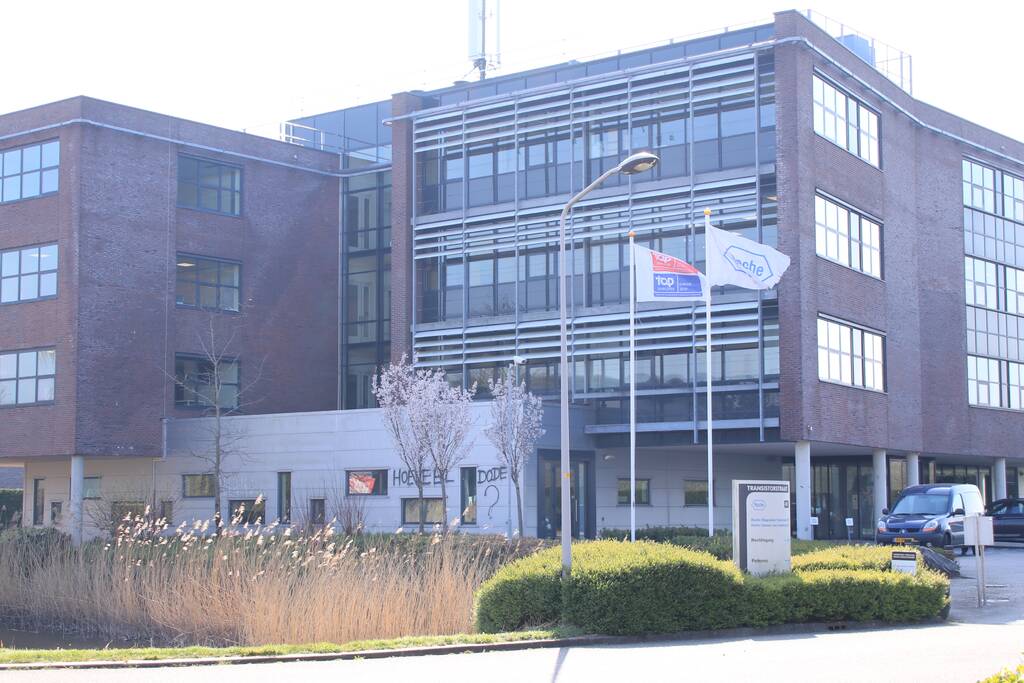 Kantoorpand farmaceut Roche beklad met leuzen