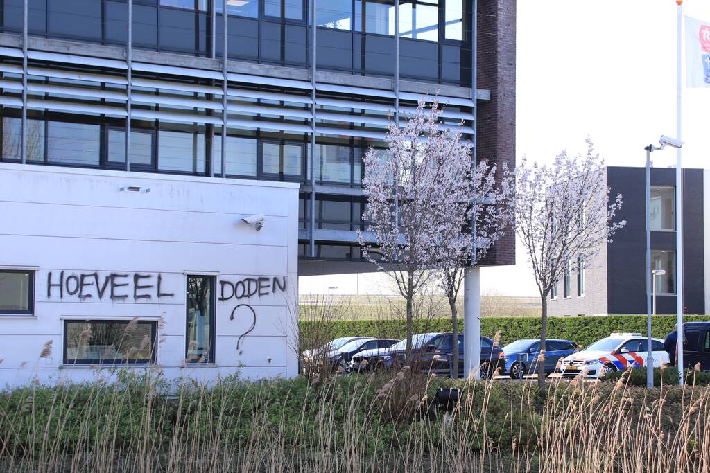 Kantoorpand farmaceut Roche beklad met leuzen