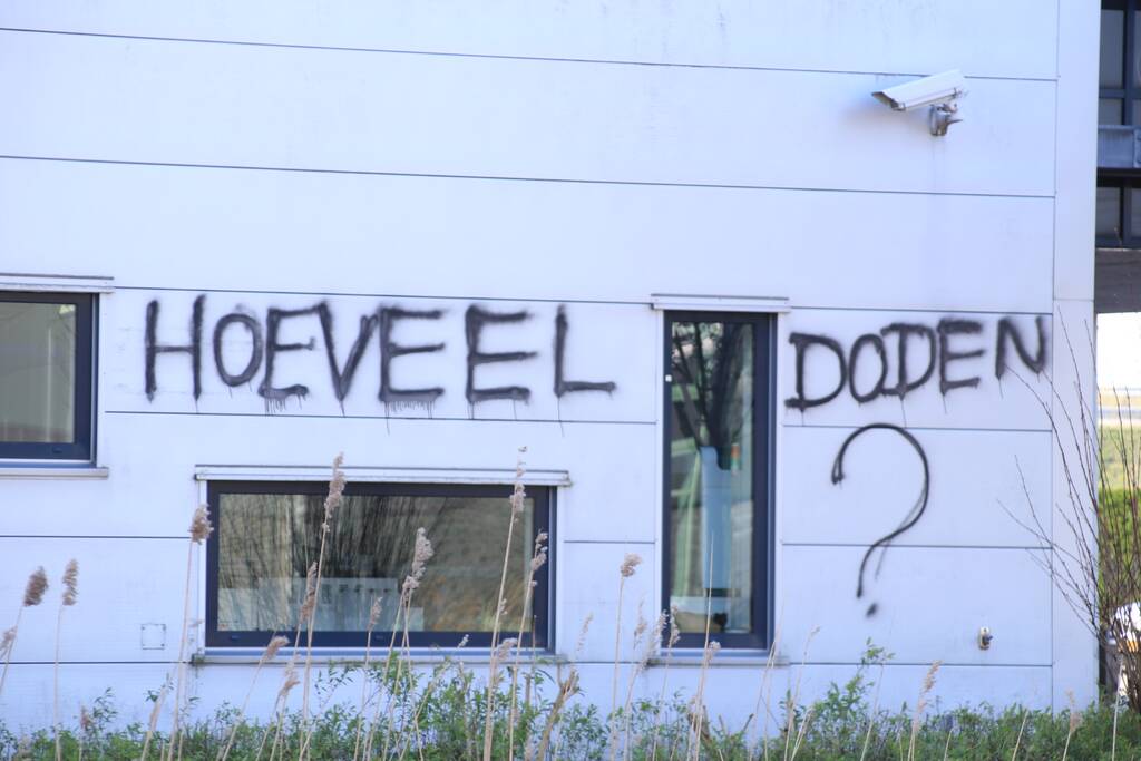 Kantoorpand farmaceut Roche beklad met leuzen