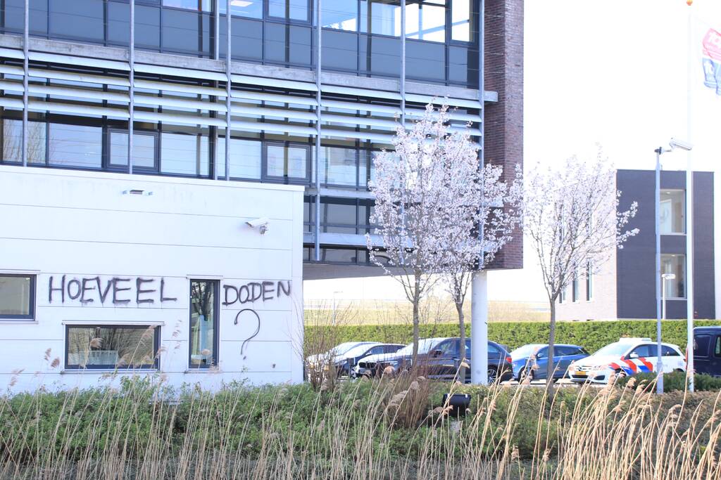 Kantoorpand farmaceut Roche beklad met leuzen