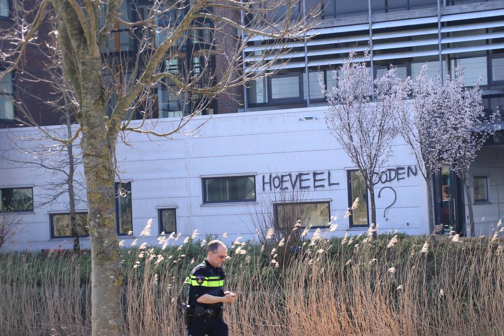 Kantoorpand farmaceut Roche beklad met leuzen