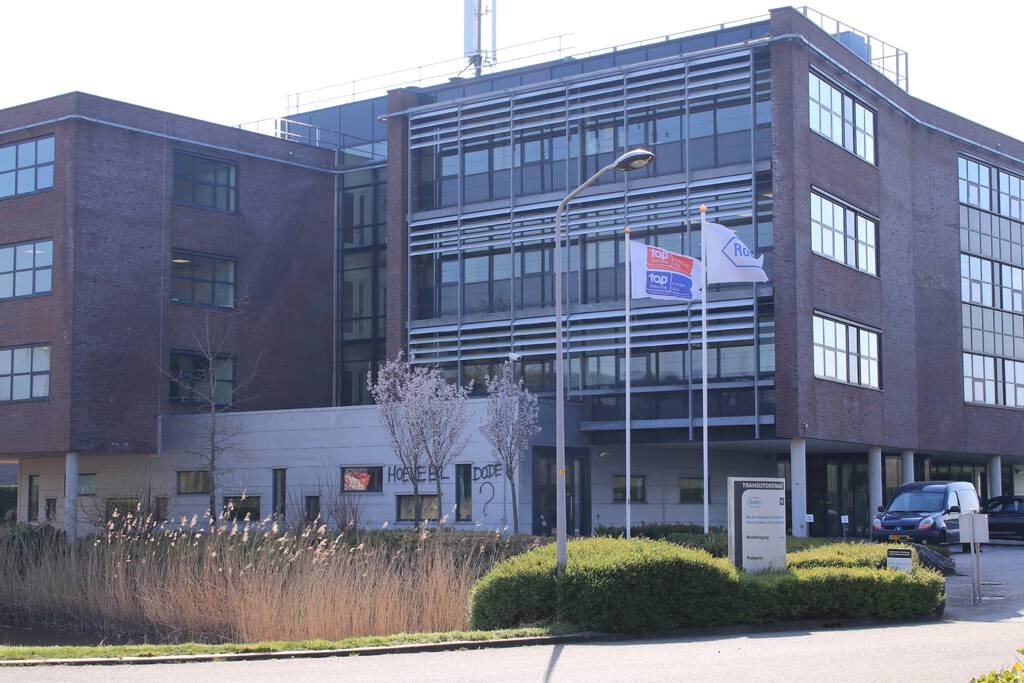 Kantoorpand farmaceut Roche beklad met leuzen