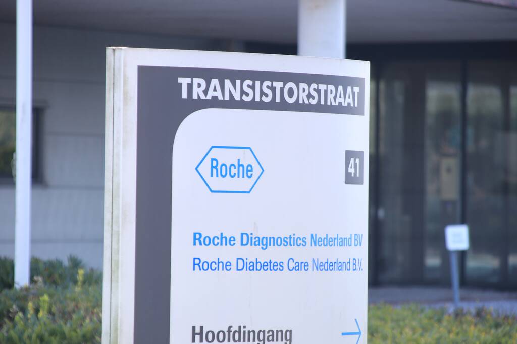 Kantoorpand farmaceut Roche beklad met leuzen