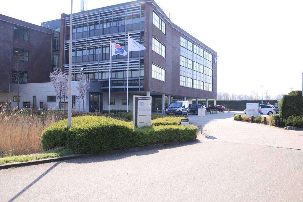Kantoorpand farmaceut Roche beklad met leuzen