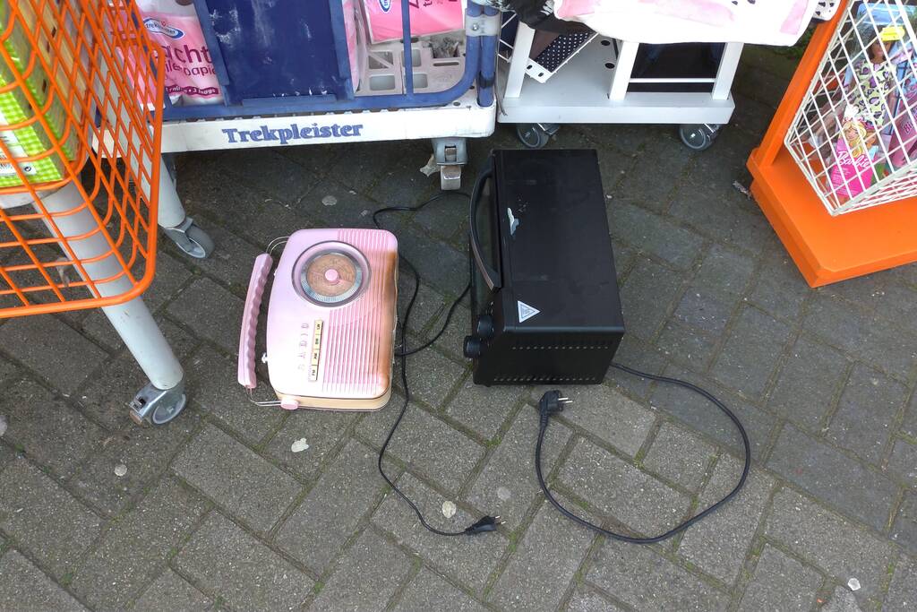 Worstenbroodjes vatten vlam in oven Trekpleister