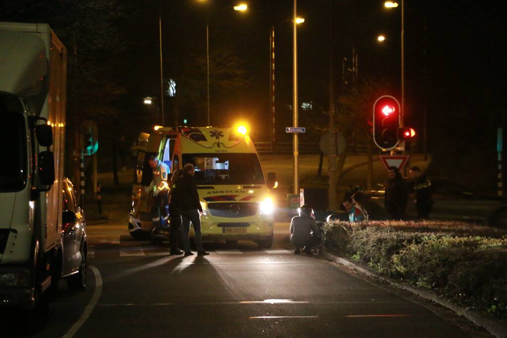 Bezorgbrommer komt ten val, bestuurder raakt gewond