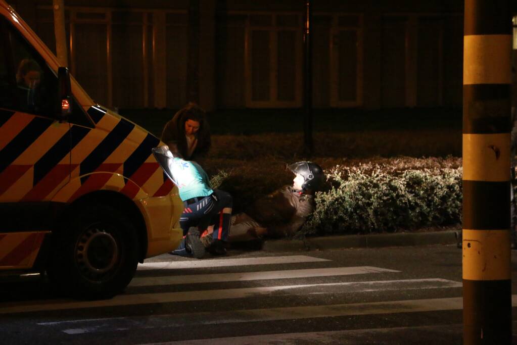 Bezorgbrommer komt ten val, bestuurder raakt gewond