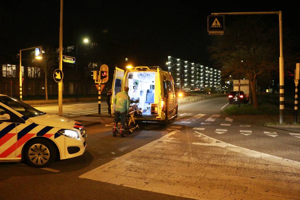 Bezorgbrommer komt ten val, bestuurder raakt gewond