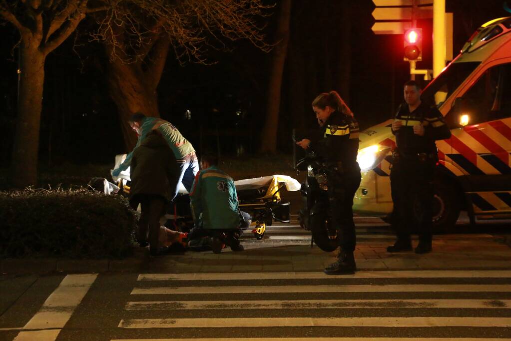 Bezorgbrommer komt ten val, bestuurder raakt gewond