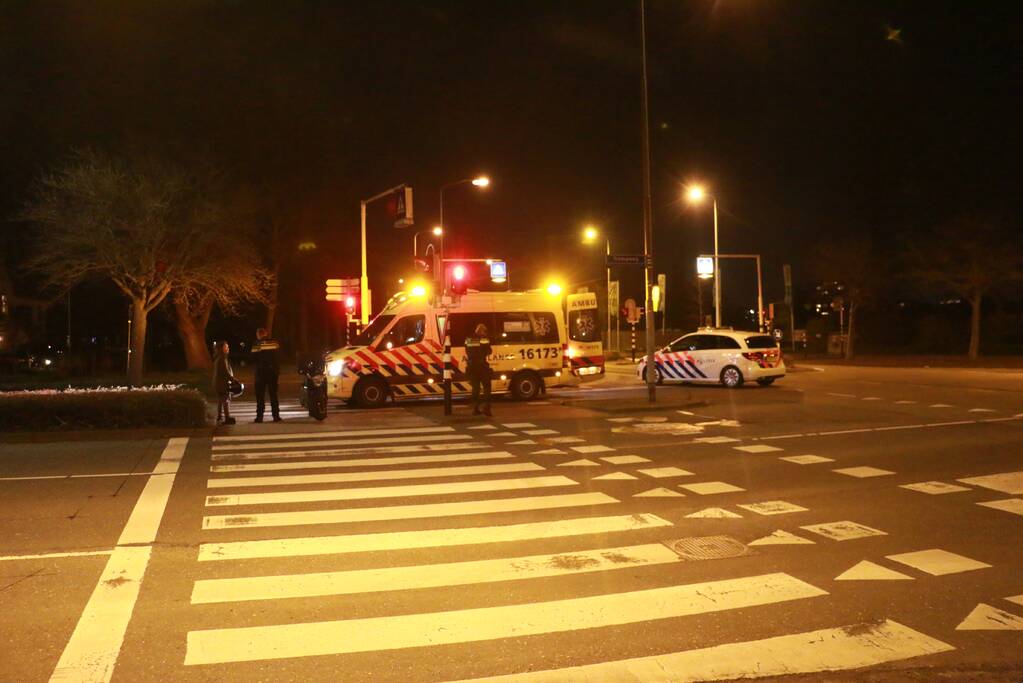 Bezorgbrommer komt ten val, bestuurder raakt gewond