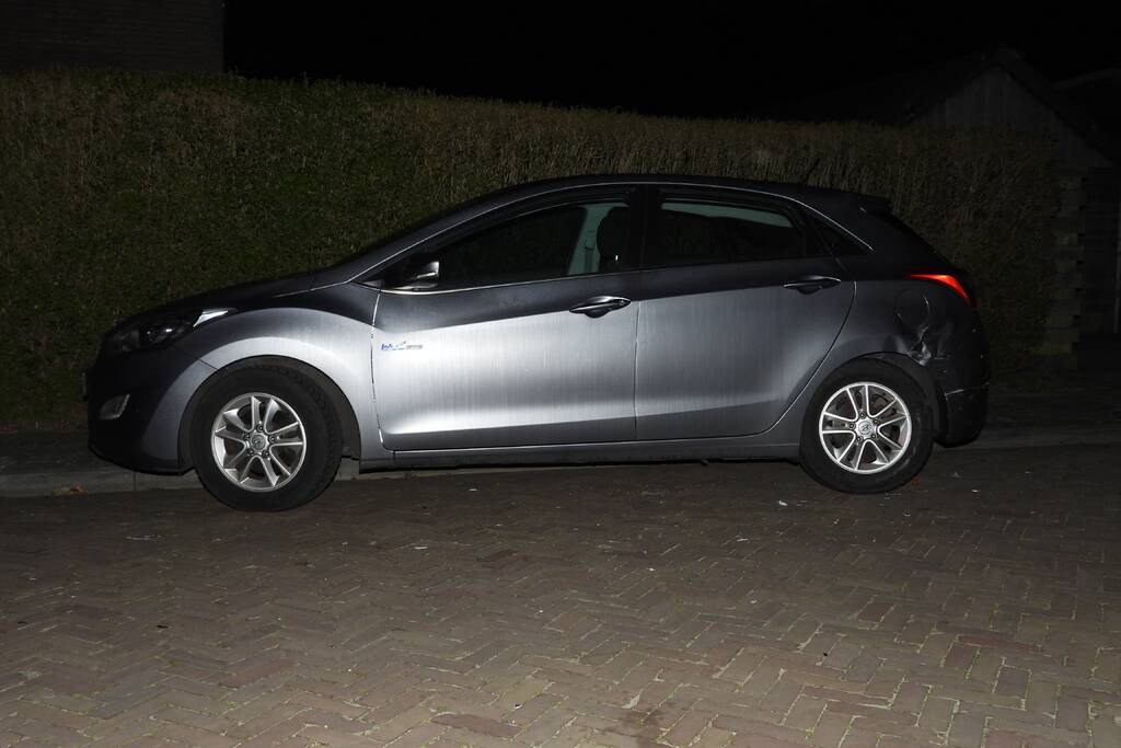 Automobilist ramt geparkeerde auto's