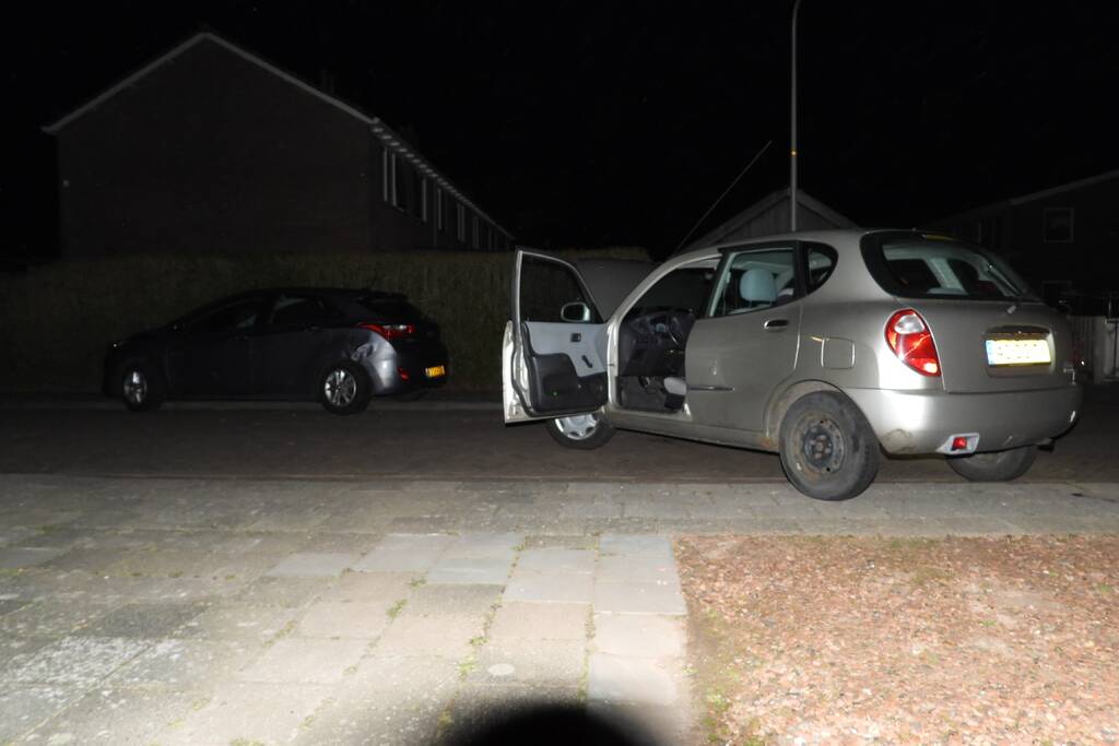 Automobilist ramt geparkeerde auto's