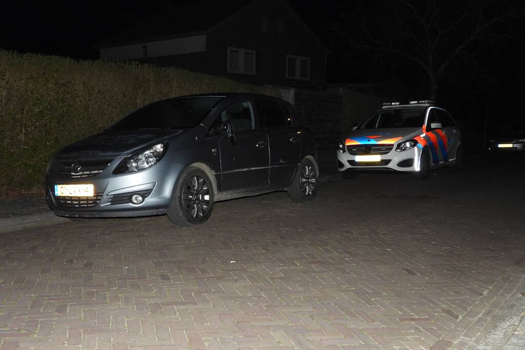 Automobilist ramt geparkeerde auto's