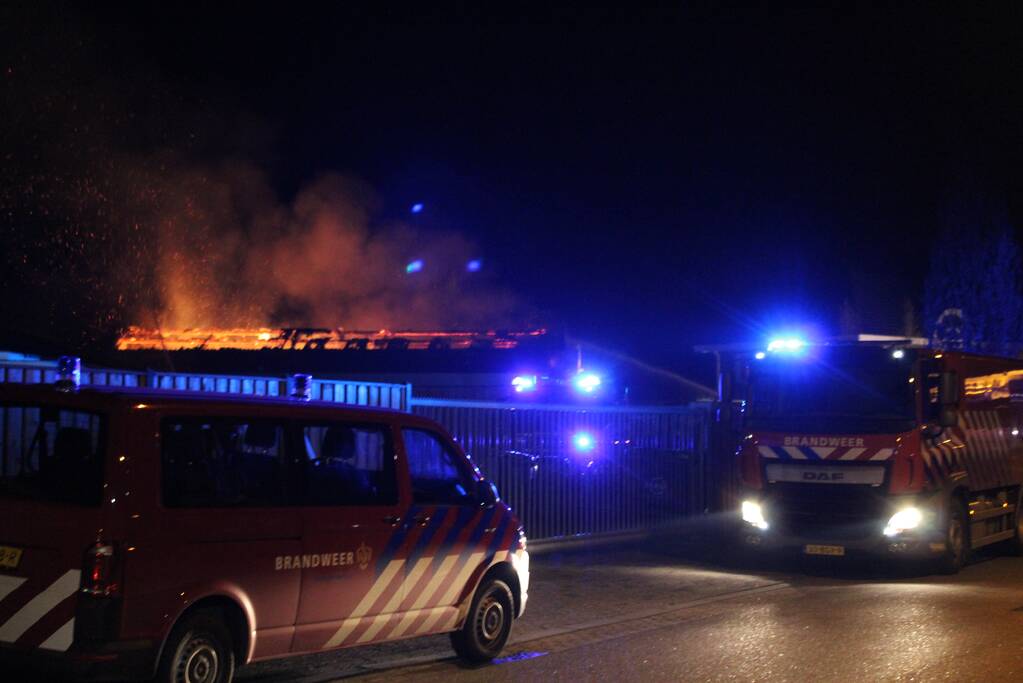 Loods van timmerfabriek Mari Jacobs in vlammen opgegaan