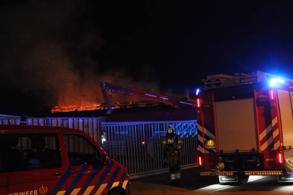 Loods van timmerfabriek Mari Jacobs in vlammen opgegaan