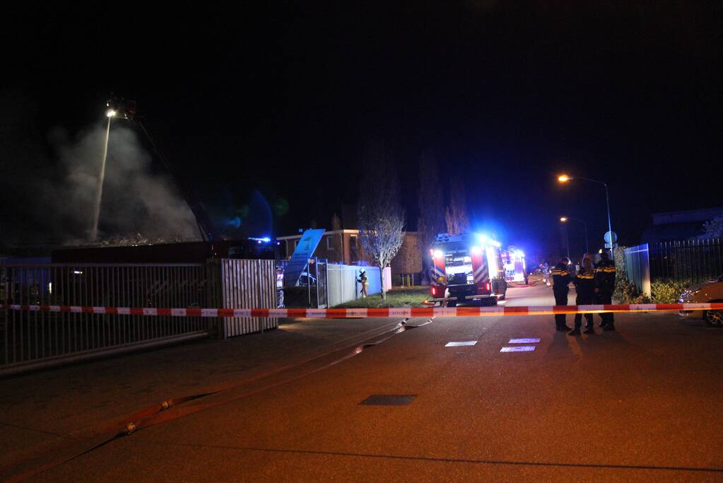 Loods van timmerfabriek Mari Jacobs in vlammen opgegaan