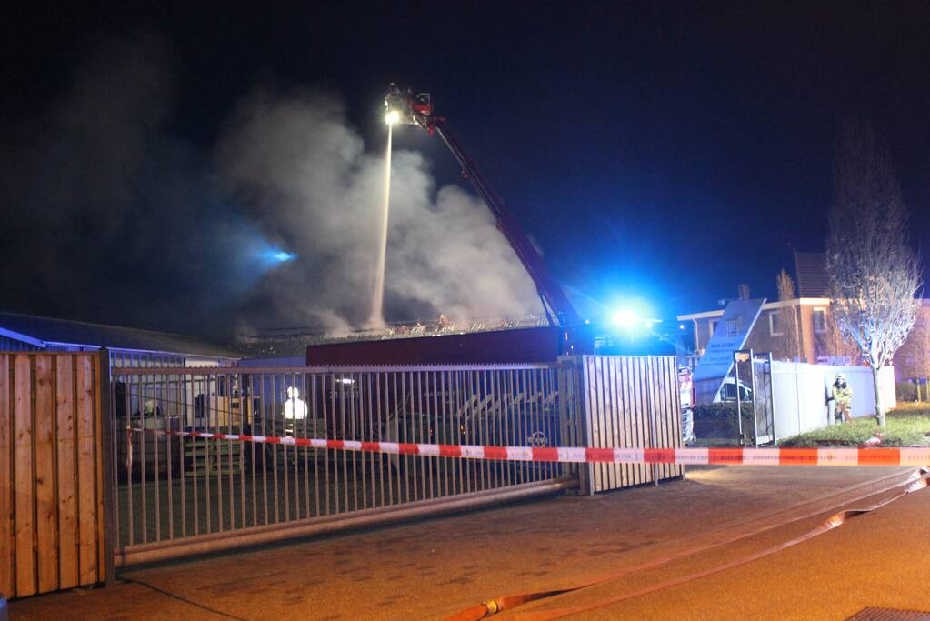 Loods van timmerfabriek Mari Jacobs in vlammen opgegaan