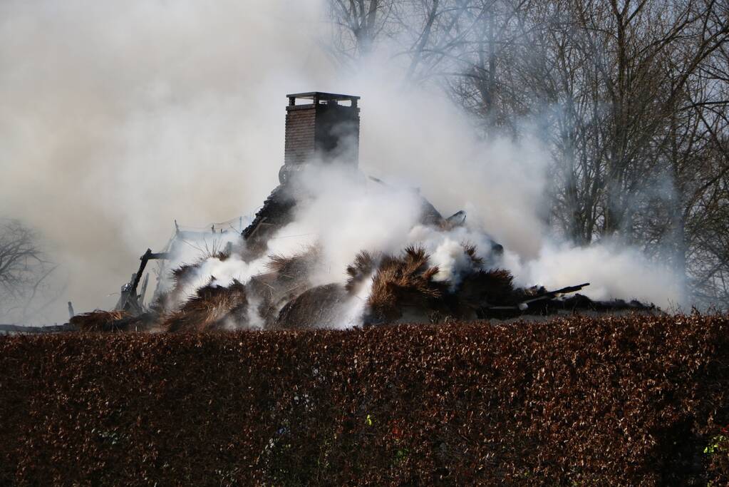 Rieten kap gaat in vlammen op