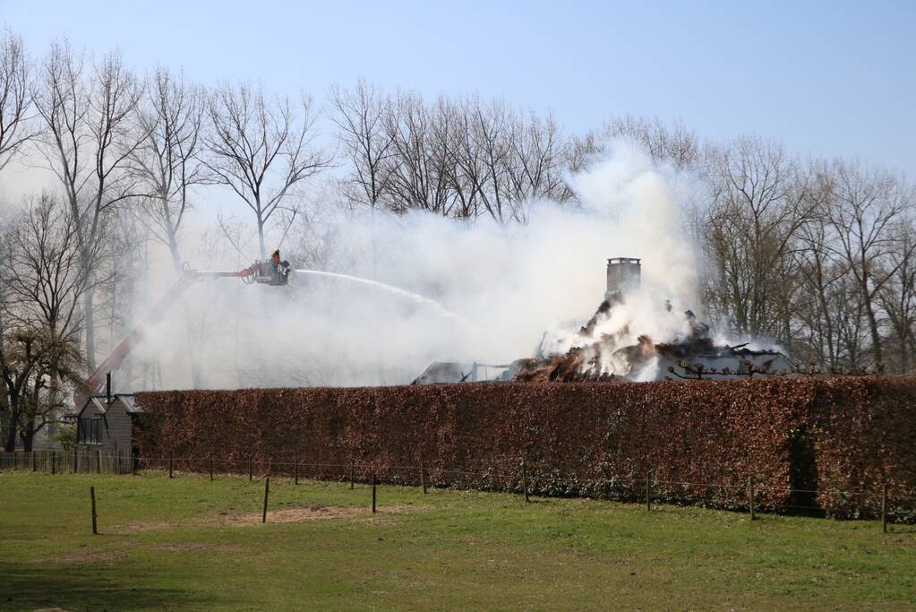 Rieten kap gaat in vlammen op