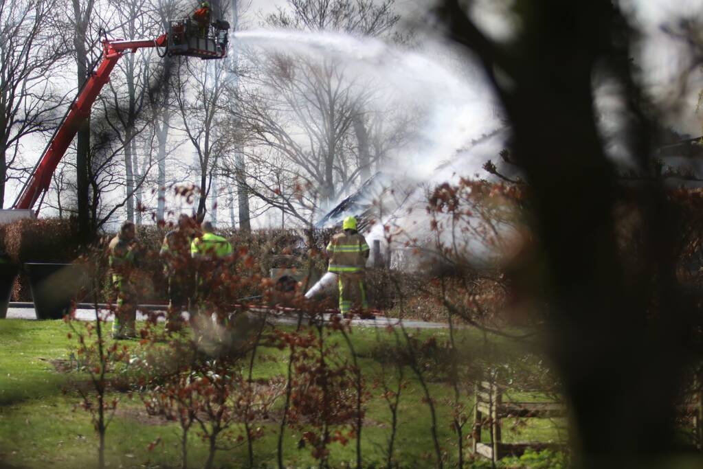 Rieten kap gaat in vlammen op