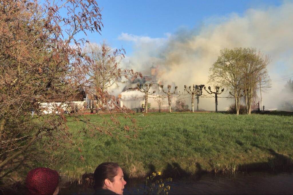 Woning met rieten kap gaat in vlammen op