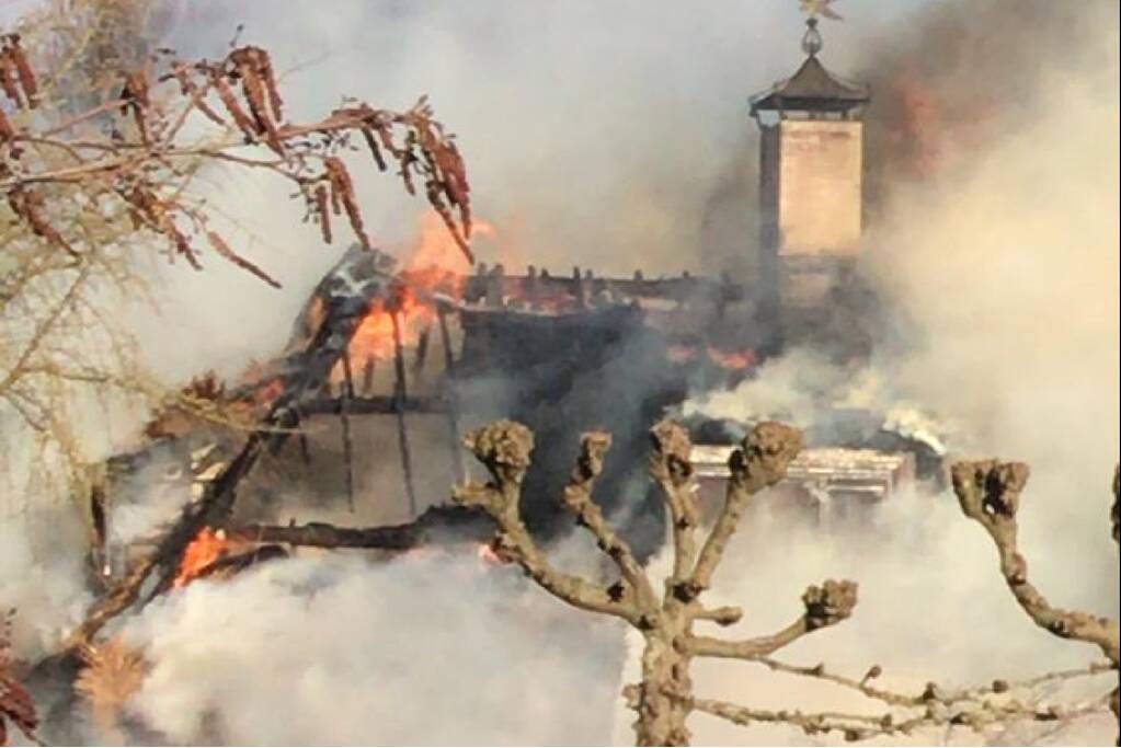 Woning met rieten kap gaat in vlammen op