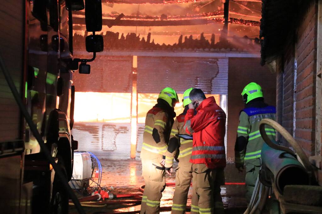 Grote brand in loods varkenshouderij